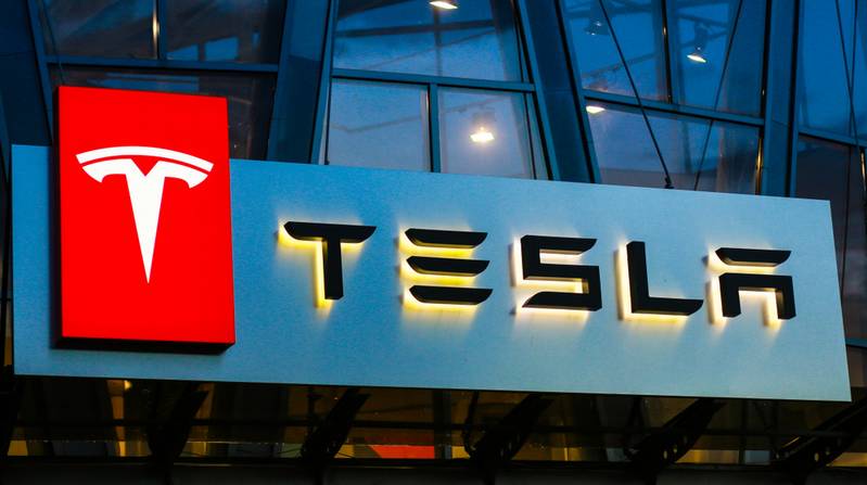 Tesla pourrait vendre des voitures avec Dogecoin, confie Elon Musk